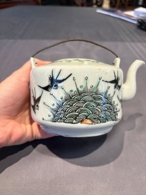 Two Chinese famille rose covered teapots and a qianjiang cai covered teapot, signed Wang Shaowei 王少維, 19th C. — foto 4