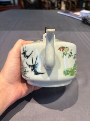 Two Chinese famille rose covered teapots and a qianjiang cai covered teapot, signed Wang Shaowei 王少維, 19th C. — foto 5