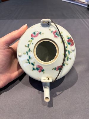 Two Chinese famille rose covered teapots and a qianjiang cai covered teapot, signed Wang Shaowei 王少維, 19th C. — foto 6