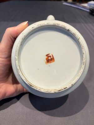 Two Chinese famille rose covered teapots and a qianjiang cai covered teapot, signed Wang Shaowei 王少維, 19th C. — foto 7