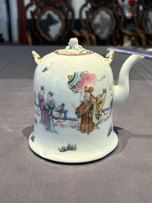 Two Chinese famille rose covered teapots and a qianjiang cai covered teapot, signed Wang Shaowei 王少維, 19th C. — foto 10