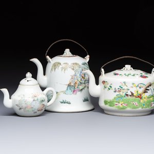 Two Chinese famille rose covered teapots and a qianjiang cai covered teapot, signed Wang Shaowei 王少維, 19th C. — foto 1