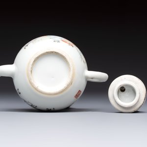 Two Chinese famille rose covered teapots and a qianjiang cai covered teapot, signed Wang Shaowei 王少維, 19th C. — foto 13