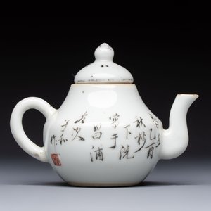 Two Chinese famille rose covered teapots and a qianjiang cai covered teapot, signed Wang Shaowei 王少維, 19th C. — foto 10