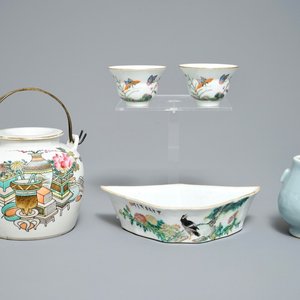 Two Chinese famille rose cups, a qianjiang cai teapot and dish and a miniature hu vase, 19/20th C. — photo 1