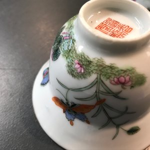 Two Chinese famille rose cups, a qianjiang cai teapot and dish and a miniature hu vase, 19/20th C. — photo 14