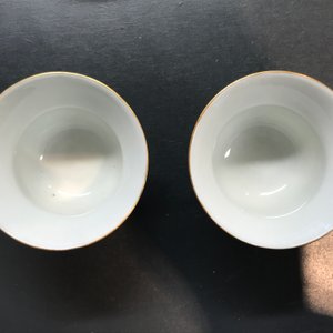 Two Chinese famille rose cups, a qianjiang cai teapot and dish and a miniature hu vase, 19/20th C. — photo 19