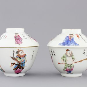 Two Chinese famille rose cups and covers with Wu Shuang Pu decoration, Daoguang mark and possibly of the period, 19th C. — foto 1