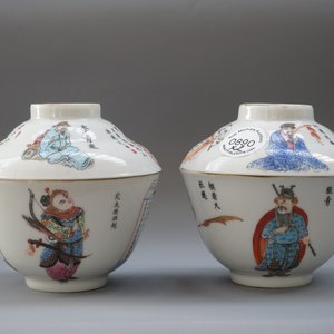 Two Chinese famille rose cups and covers with Wu Shuang Pu decoration, Daoguang mark and possibly of the period, 19th C. — foto 15