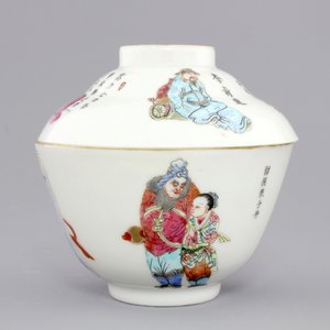 Two Chinese famille rose cups and covers with Wu Shuang Pu decoration, Daoguang mark and possibly of the period, 19th C. — foto 2