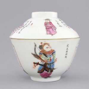Two Chinese famille rose cups and covers with Wu Shuang Pu decoration, Daoguang mark and possibly of the period, 19th C. — foto 4