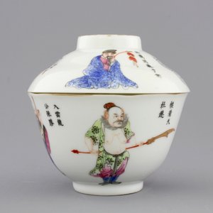 Two Chinese famille rose cups and covers with Wu Shuang Pu decoration, Daoguang mark and possibly of the period, 19th C. — foto 7