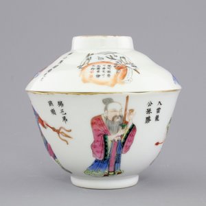 Two Chinese famille rose cups and covers with Wu Shuang Pu decoration, Daoguang mark and possibly of the period, 19th C. — foto 8