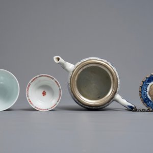 Two Chinese famille rose cups and saucers and a blue and white teapot, Kangxi/Qianlong — photo 8