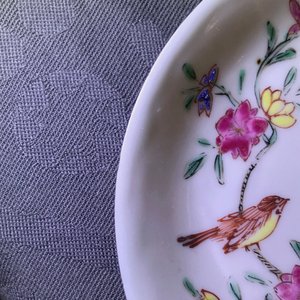 Two Chinese famille rose cups and saucers, Yongzheng/Qianlong — 照片 12