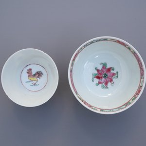 Two Chinese famille rose cups and saucers, Yongzheng — 照片 12