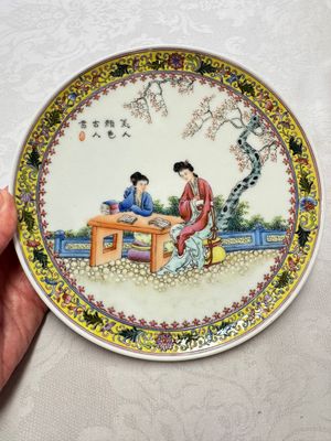 Two Chinese famille rose dishes and a plate with elegant beauties, Qianlong marks, 20th C — photo 1