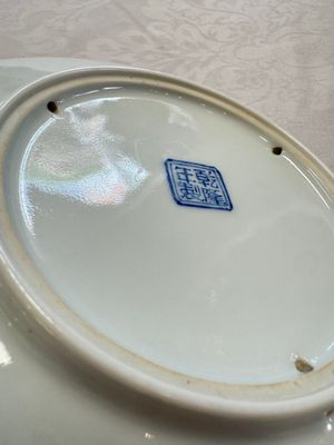 Two Chinese famille rose dishes and a plate with elegant beauties, Qianlong marks, 20th C — photo 11
