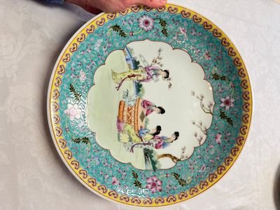 Two Chinese famille rose dishes and a plate with elegant beauties, Qianlong marks, 20th C — photo 13