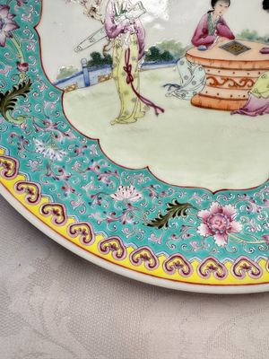 Two Chinese famille rose dishes and a plate with elegant beauties, Qianlong marks, 20th C — photo 14