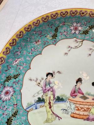 Two Chinese famille rose dishes and a plate with elegant beauties, Qianlong marks, 20th C — photo 15