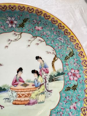 Two Chinese famille rose dishes and a plate with elegant beauties, Qianlong marks, 20th C — photo 16