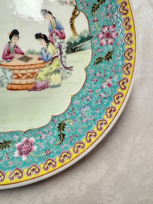 Two Chinese famille rose dishes and a plate with elegant beauties, Qianlong marks, 20th C — photo 17