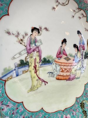 Two Chinese famille rose dishes and a plate with elegant beauties, Qianlong marks, 20th C — photo 18
