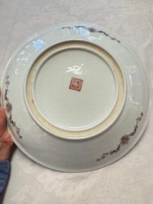 Two Chinese famille rose dishes and a plate with elegant beauties, Qianlong marks, 20th C — photo 22