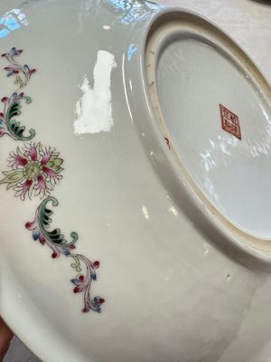 Two Chinese famille rose dishes and a plate with elegant beauties, Qianlong marks, 20th C — photo 23