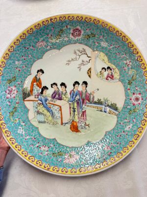 Two Chinese famille rose dishes and a plate with elegant beauties, Qianlong marks, 20th C — photo 27