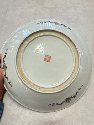 Two Chinese famille rose dishes and a plate with elegant beauties, Qianlong marks, 20th C — photo 34