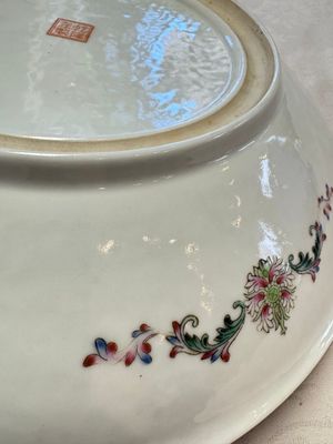 Two Chinese famille rose dishes and a plate with elegant beauties, Qianlong marks, 20th C — photo 35