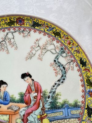 Two Chinese famille rose dishes and a plate with elegant beauties, Qianlong marks, 20th C — photo 4