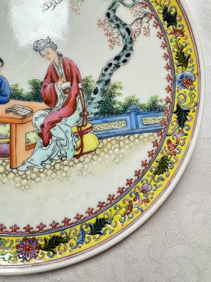 Two Chinese famille rose dishes and a plate with elegant beauties, Qianlong marks, 20th C — photo 5