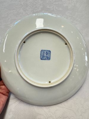 Two Chinese famille rose dishes and a plate with elegant beauties, Qianlong marks, 20th C — photo 9