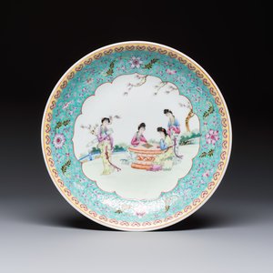 Two Chinese famille rose dishes and a plate with elegant beauties, Qianlong marks, 20th C — photo 4
