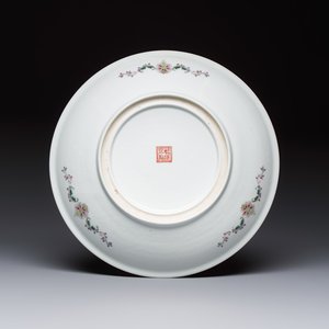 Two Chinese famille rose dishes and a plate with elegant beauties, Qianlong marks, 20th C — photo 5