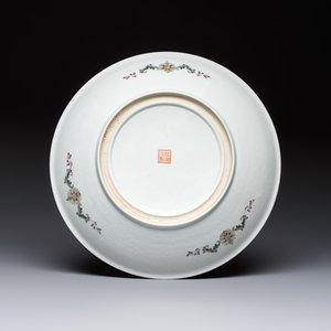 Two Chinese famille rose dishes and a plate with elegant beauties, Qianlong marks, 20th C — photo 7