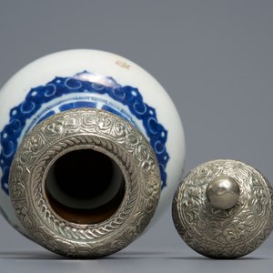 Two Chinese famille rose dishes and a silver-mounted vase, 19/20th C. — photo 11