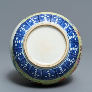 Two Chinese famille rose dishes and a silver-mounted vase, 19/20th C. — photo 10