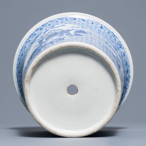 Two Chinese famille rose dishes, nine Canton saucers and a blue and white flowerpot, 19th C. — photo 10