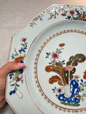 Two Chinese famille rose dishes with floral design, Yongzheng/Qianlong — photo 13