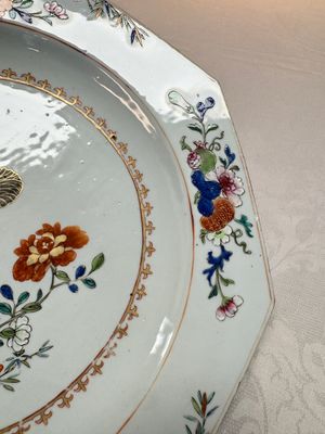 Two Chinese famille rose dishes with floral design, Yongzheng/Qianlong — photo 15
