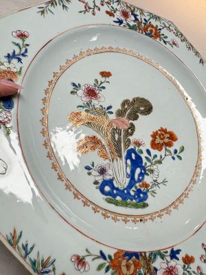 Two Chinese famille rose dishes with floral design, Yongzheng/Qianlong — photo 17