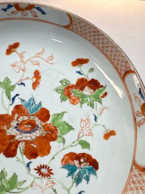 Two Chinese famille rose dishes with floral design, Yongzheng/Qianlong — photo 5