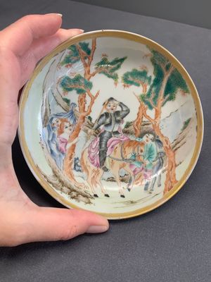 Two Chinese famille rose 'Don Quixote' saucers, 18/19th C. — photo 2