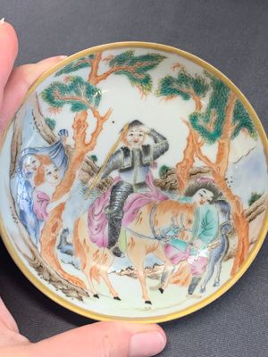 Two Chinese famille rose 'Don Quixote' saucers, 18/19th C. — photo 4