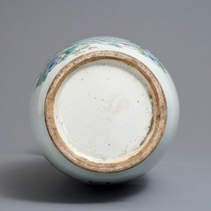 Two Chinese famille rose double design vases, 19/20th C. — 照片 12