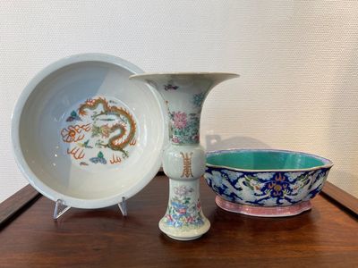 Two Chinese famille rose 'dragon' bowls and a vase with floral design, 19/20th C. — photo 1